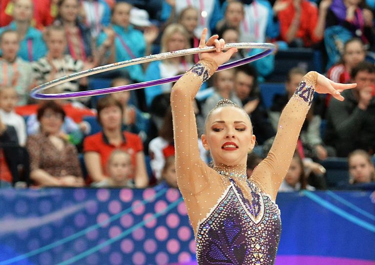Мелитина Станюта выполняет упражнения с обручем Мелитина Станюта выполняет упражнения с обручем