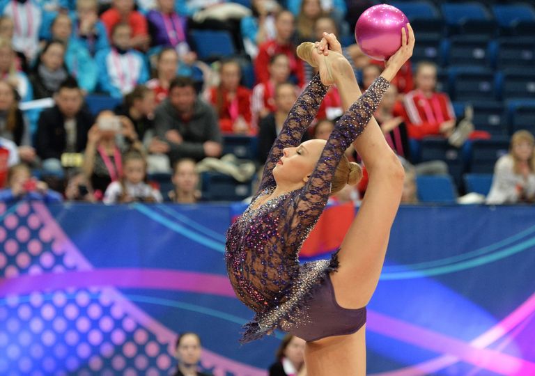 Яна Кудрявцева выполняет упражнения с мячом Яна Кудрявцева выполняет упражнения с мячом