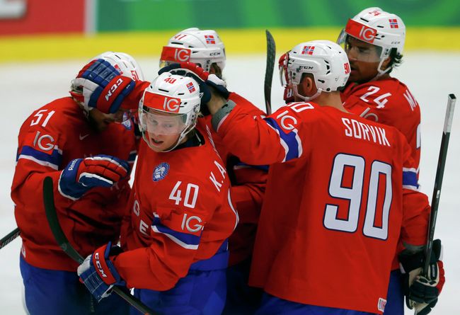 Нападающий сборной Норвегии по хоккею Кен Андре Олимб (№40). Нападающий сборной Норвегии по хоккею Кен Андре Олимб (№40).