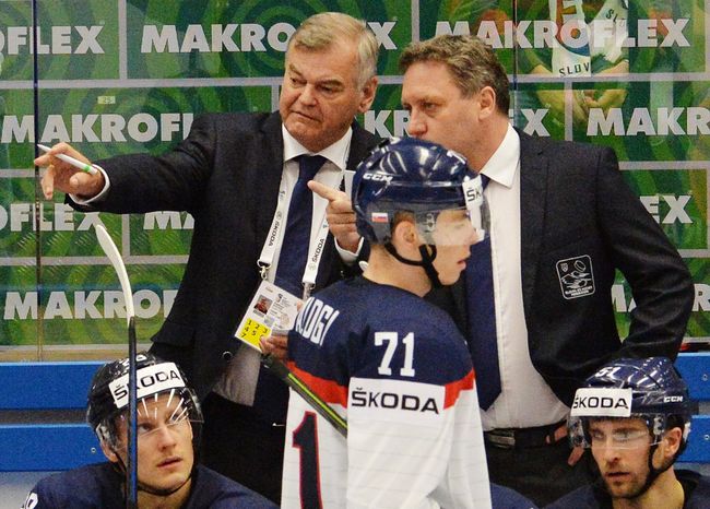 Главный тренер сборной Словакии Владимир Вуйтек (второй слева) Главный тренер сборной Словакии Владимир Вуйтек (второй слева)