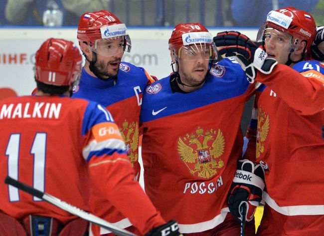 Хоккеисты сборной России радуются заброшенной шайбе Хоккеисты сборной России радуются заброшенной шайбе