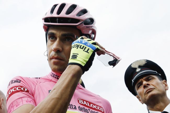 Велогонщик Tinkoff-Saxo Альберто Контадор перед стартом 7-го этапа Джиро