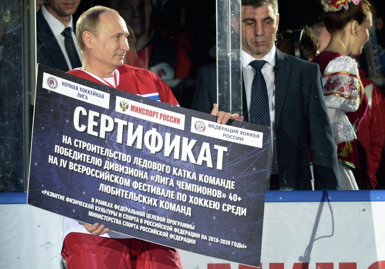Президент России Владимир Путин на церемонии награждения победителей турнира – команды Невский легион из Санкт-Петербурга перед началом гала-матча турнира Ночной хоккейной лиги в Сочи