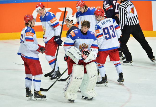 Вратарь сборной России Сергей Бобровский (в центре) в окружении российских хоккеистов