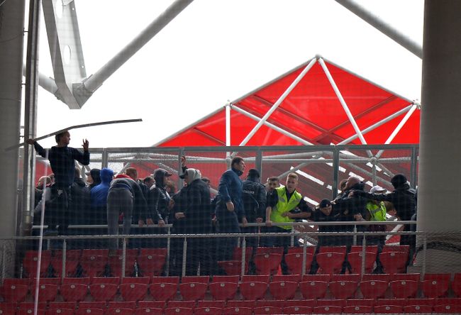 Болельщики после окончания матча 28-го тура чемпионата России по футболу среди клубов Премьер-лиги между командами ФК Спартак (Москва) и ПФК ЦСКА (Москва) Болельщики после окончания матча 28-го тура чемпионата России по футболу среди клубов Премьер-лиги между командами ФК Спартак (Москва) и ПФК ЦСКА (Москва)