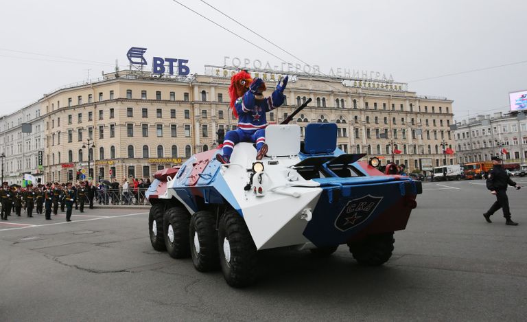 Торжественное шествие во время чествования хоккеистов и руководства хоккейного клуба СКА Торжественное шествие во время чествования хоккеистов и руководства хоккейного клуба СКА