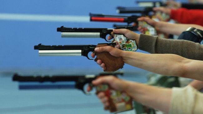 Во время стрельбы женщин из малокалиберного пистолета с дистанции 25 м