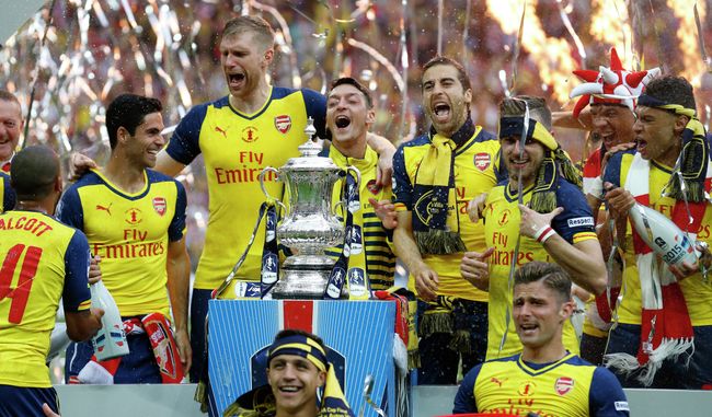 Игроки Арсенала радуются победе в финале Кубка Англии по футболу