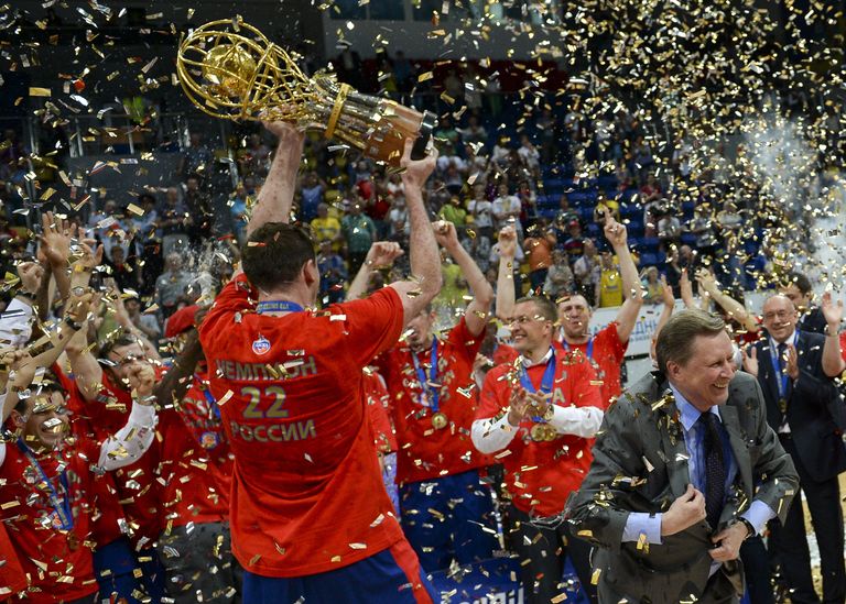Игроки ПБК ЦСКА и почетный президент Единой Лиги ВТБ, руководитель администрации президента РФ Сергей Иванов (справа)