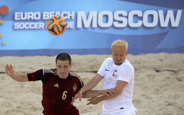 Игрок России по пляжному футболу Дмитрий Шишин (слева) и игрок Польши Петр Клепчарек Игрок России по пляжному футболу Дмитрий Шишин (слева) и игрок Польши Петр Клепчарек