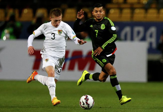 Полузащитник сборной Боливии Алехандро Чумасеро и форвард сборной Мексики Хесус Корона Полузащитник сборной Боливии Алехандро Чумасеро и форвард сборной Мексики Хесус Корона