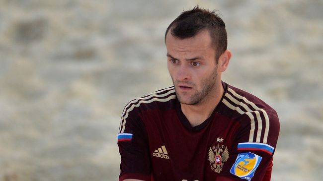Игрок сборной России по пляжному футболу Артур Папоротный
