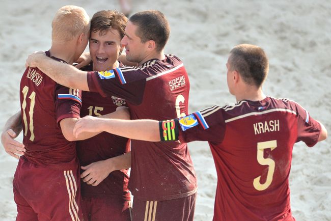 Игроки сборной России радуются победе в матче этапа Евролиги по пляжному футболу