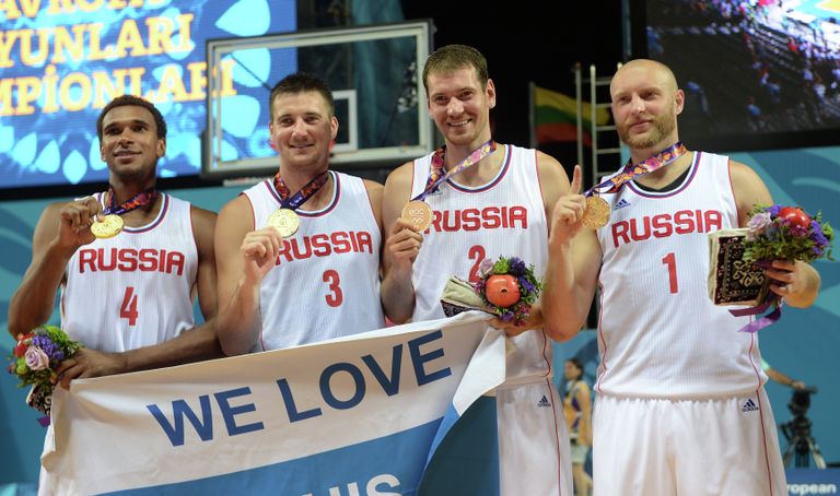 Игроки сборной России, завоевавшие золотые медали в соревнованиях по баскетболу 3х3 среди мужчин Игроки сборной России, завоевавшие золотые медали в соревнованиях по баскетболу 3х3 среди мужчин