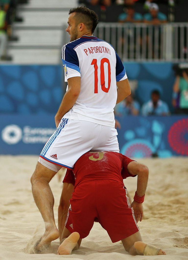 Игрок сборной России по пляжному футболу Артур Папоротный (сверху) и испанец Рауль Мерида Игрок сборной России по пляжному футболу Артур Папоротный (сверху) и испанец Рауль Мерида