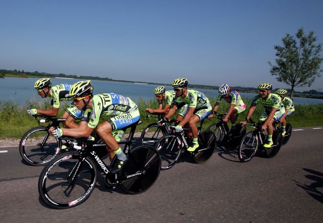 Альберто Контадор (слева) и велокоманда Tinkoff-Saxo