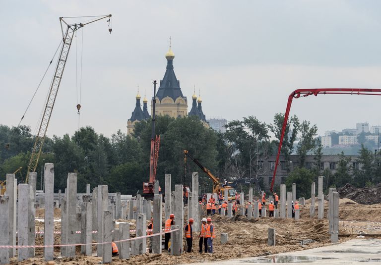 Рабочие на площадке, где идет строительство стадиона Нижний Новгород к чемпионату мира по футболу 2018 года Рабочие на площадке, где идет строительство стадиона Нижний Новгород к чемпионату мира по футболу 2018 года