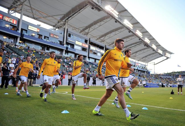 Полузащитник клуба MLS Лос-Анджелес Гэлакси Стивен Джеррард (второй справа) Полузащитник клуба MLS Лос-Анджелес Гэлакси Стивен Джеррард (второй справа)