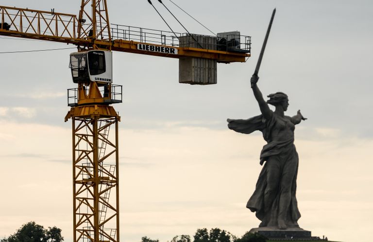 Монумент Родина-мать зовёт! на Мамаевом кургане и кран на строительной площадке стадиона Победа для проведения матчей чемпионата мира по футболу 2018 года Монумент Родина-мать зовёт! на Мамаевом кургане и кран на строительной площадке стадиона Победа для проведения матчей чемпионата мира по футболу 2018 года