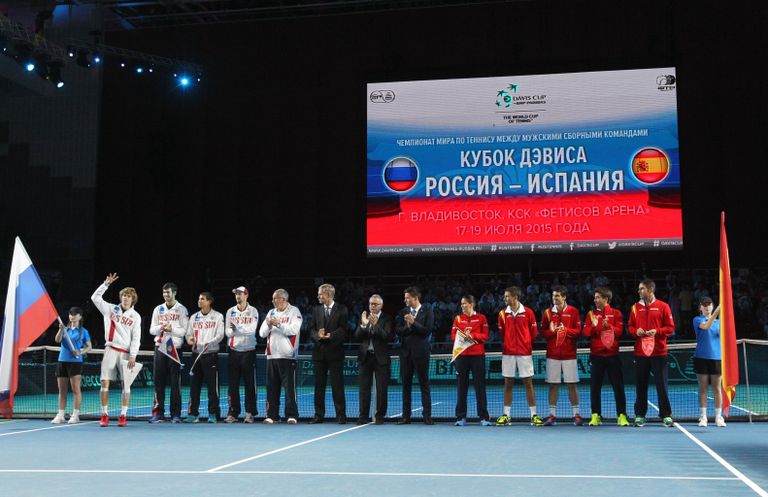 Сборная России (слева) и сборная Испании Сборная России (слева) и сборная Испании