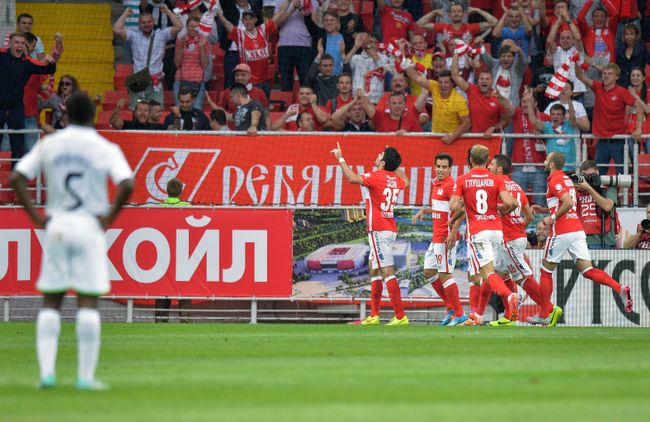 Игроки ФК Спартак радуются забитому голу Игроки ФК Спартак радуются забитому голу