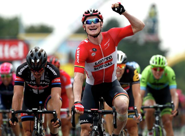 Немецкий велогонщик команды Lotto-Soudal Андре Грайпель (в центре)