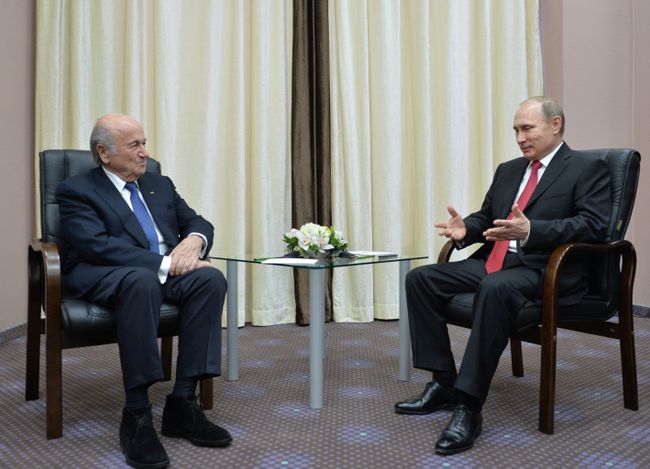 Президент России Владимир Путин и президент ФИФА Йозеф Блаттер во время встречи в Олимпийском парке в Сочи