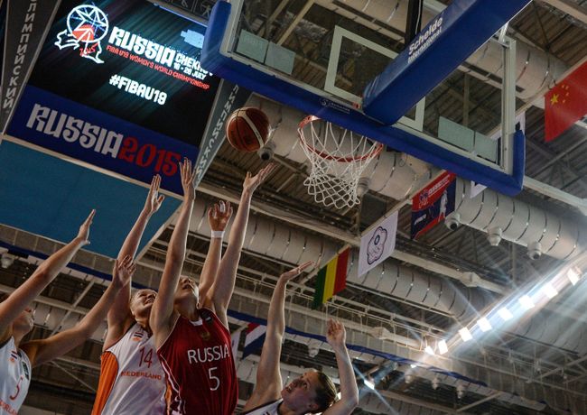 Игровой момент матча чемпионата мира по баскетболу до 19 лет Нидерланды - Россия Игровой момент матча чемпионата мира по баскетболу до 19 лет Нидерланды - Россия