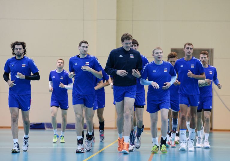 Игроки мужской сборной команды России по волейболу на тренировке Игроки мужской сборной команды России по волейболу на тренировке