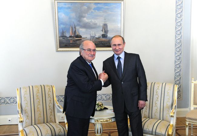 Владимир Путин (справа) и Йозеф Блаттер Владимир Путин (справа) и Йозеф Блаттер