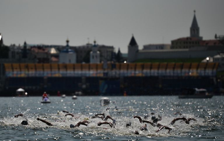 Спортсменки на дистанции 10 км на открытой воде среди женщин на XVI чемпионате мира по водным видам спорта в Казани