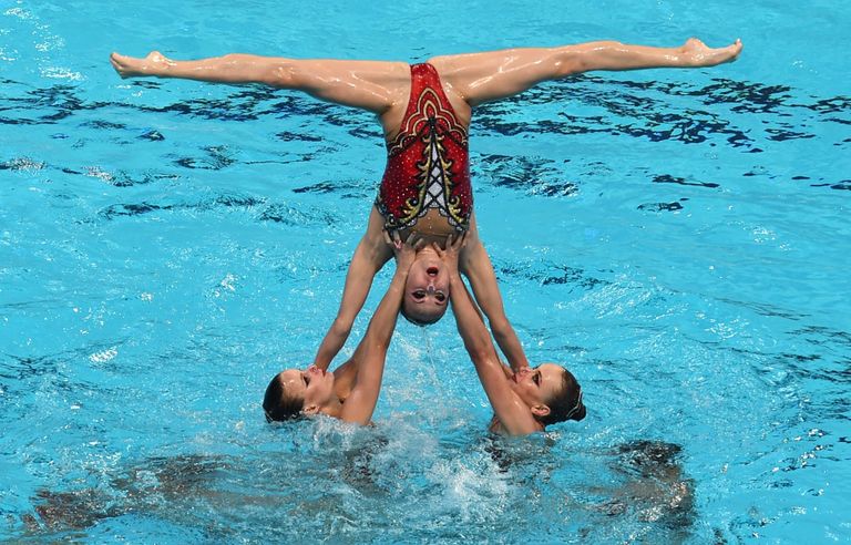 Спортсменки сборной России выступают с произвольной программой в комбинации на соревнованиях по синхронному плаванию Спортсменки сборной России выступают с произвольной программой в комбинации на соревнованиях по синхронному плаванию