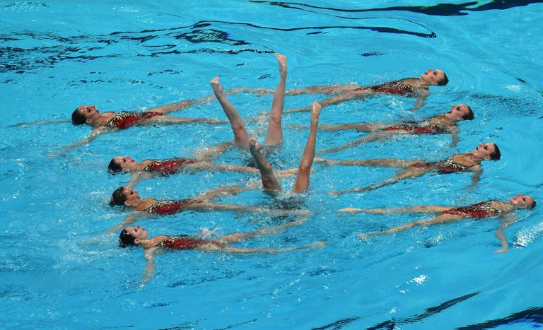 Спортсменки сборной России выступают с произвольной программой в комбинации на соревнованиях по синхронному плаванию Спортсменки сборной России выступают с произвольной программой в комбинации на соревнованиях по синхронному плаванию