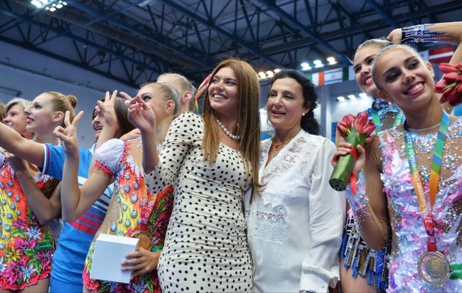 Алина Кабаева и Ирина Винер-Усманова (в центре слева направо)