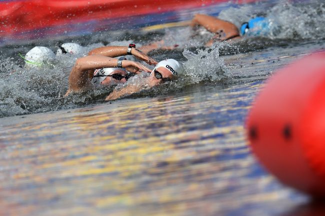 Спортсменки на дистанции 25 км на открытой воде
