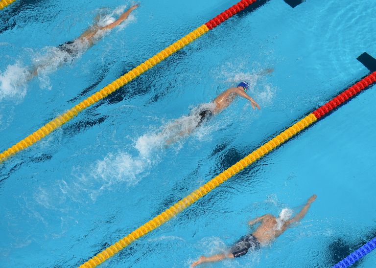 Спортсмены на дистанции 400 м вольным стилем среди мужчин