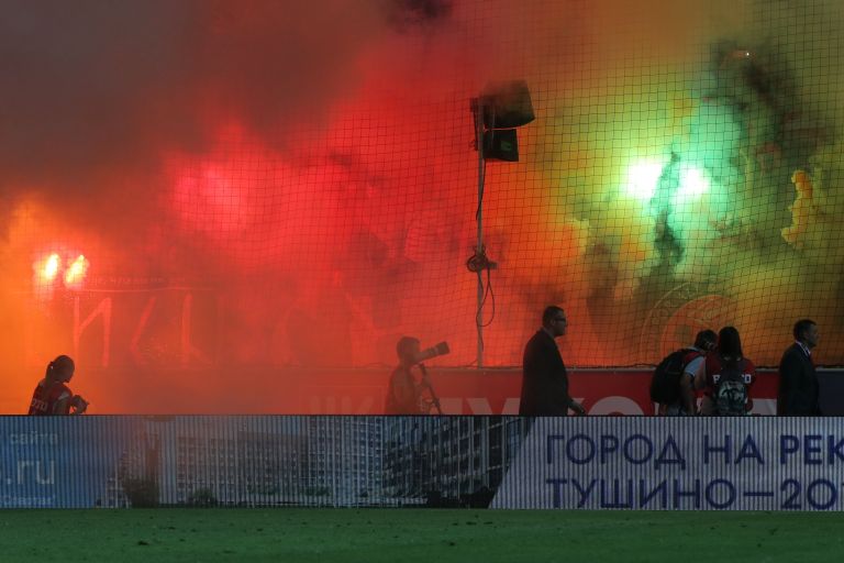 Болельщики на трибунах зажгли фаеры в матче 3-го тура чемпионата России по футболу Болельщики на трибунах зажгли фаеры в матче 3-го тура чемпионата России по футболу