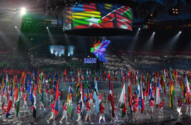 Парад флагов на церемонии закрытия XVI чемпионата мира по водным видам спорта в Казани Парад флагов на церемонии закрытия XVI чемпионата мира по водным видам спорта в Казани