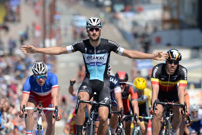 Бельгийский велогонщик Том Бонен из команды Etixx - Quick Step (в центре)