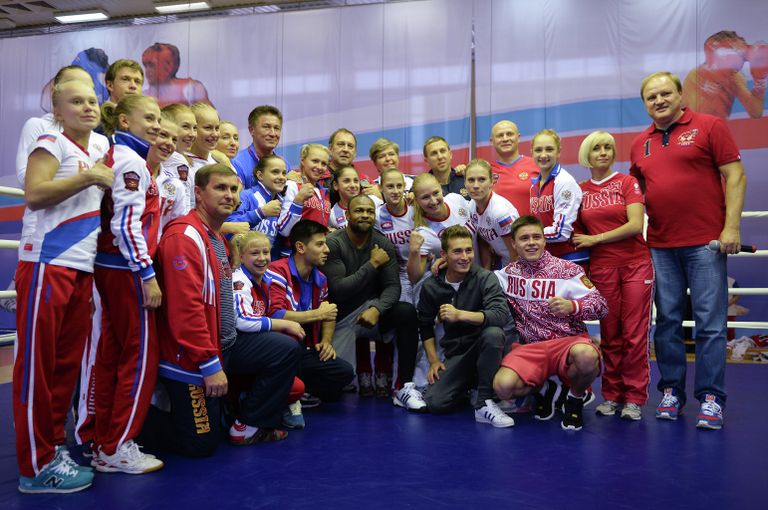 Американский боксер Рой Джонс-младший (в центре) и сборная России по спортивной гимнастике Американский боксер Рой Джонс-младший (в центре) и сборная России по спортивной гимнастике