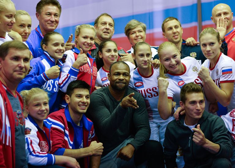 Американский боксер Рой Джонс-младший (в центре) и сборная России по спортивной гимнастике Американский боксер Рой Джонс-младший (в центре) и сборная России по спортивной гимнастике