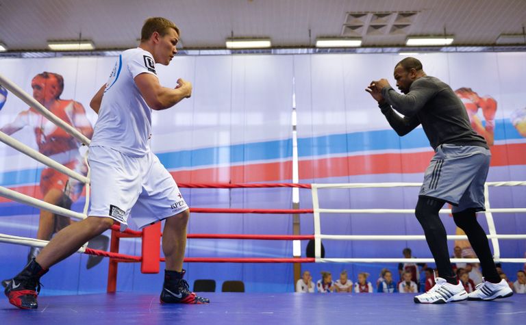 Американский боксер Рой Джонс-младший (справа) и чемпион мира по версии WBA во втором среднем весе Федор Чудинов Американский боксер Рой Джонс-младший (справа) и чемпион мира по версии WBA во втором среднем весе Федор Чудинов