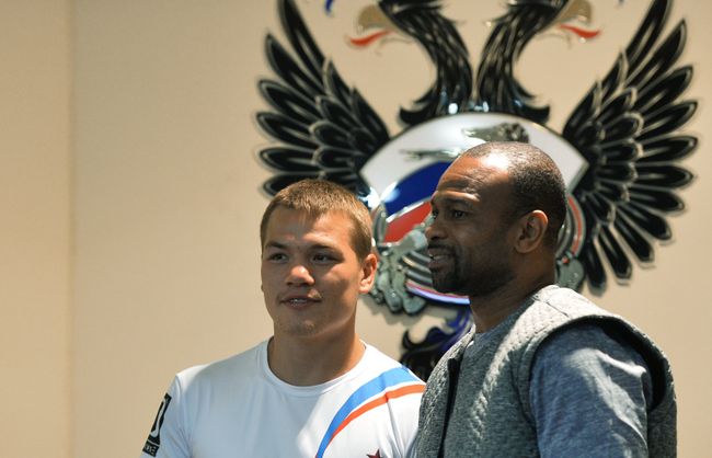 Чемпион мира по версии WBA во втором среднем весе Федор Чудинов (слева) и американский боксер Рой Джонс-младший