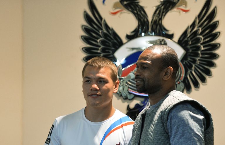 Чемпион мира по версии WBA во втором среднем весе Федор Чудинов (слева) и американский боксер Рой Джонс-младший Чемпион мира по версии WBA во втором среднем весе Федор Чудинов (слева) и американский боксер Рой Джонс-младший