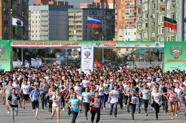 Участники массового забега Кросс нации-2015 у стадиона Казань Арена в Казани