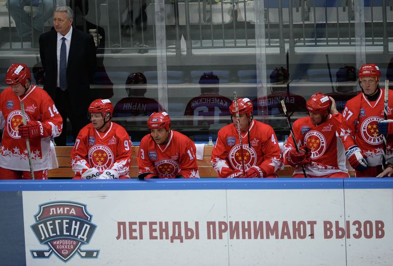 Игроки ХК Легенды хоккея Алексей Жамнов, Роман Ильин, Валерий Каменский, Сергей Бабинов, Александр Могильный и Евгений Давыдов (слева направо) Игроки ХК Легенды хоккея Алексей Жамнов, Роман Ильин, Валерий Каменский, Сергей Бабинов, Александр Могильный и Евгений Давыдов (слева направо)