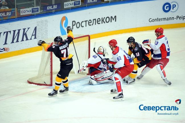 Форвард ХК Северсталь Сергей Монахов (слева) Форвард ХК Северсталь Сергей Монахов (слева)