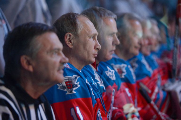 Президент РФ В. Путин (второй слева) принимает участие в хоккейном матче чемпионов НХЛ и Правления и почетных гостей НХЛ Президент РФ В. Путин (второй слева) принимает участие в хоккейном матче чемпионов НХЛ и Правления и почетных гостей НХЛ