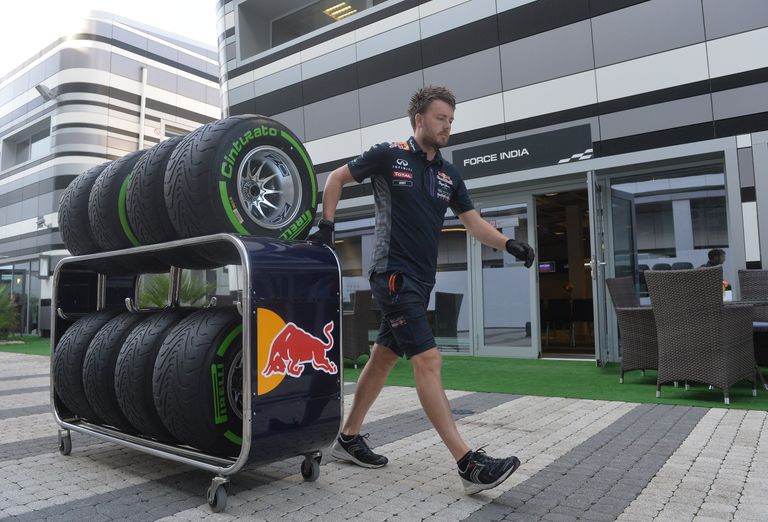 Механик команды Red Bull Racing в паддоке автодрома российского этапа Формулы-1 Гран-При России в Сочи Механик команды Red Bull Racing в паддоке автодрома российского этапа Формулы-1 Гран-При России в Сочи