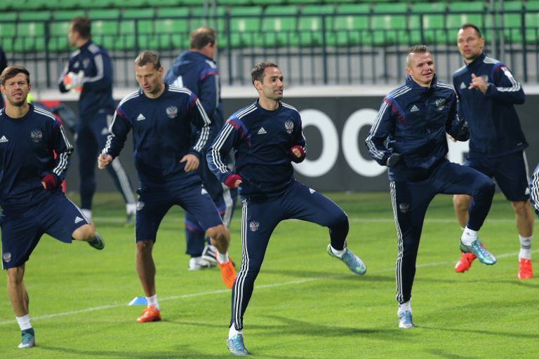 Игроки сборной России Федор Смолов, Алексей Березуцкий, Роман Широков, Дмитрий Тарасов и Сергей Игнашевич Игроки сборной России Федор Смолов, Алексей Березуцкий, Роман Широков, Дмитрий Тарасов и Сергей Игнашевич